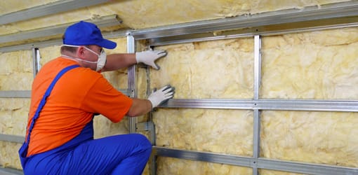 installation de nousse isolante par un professionnel dans les combles d'une toiture