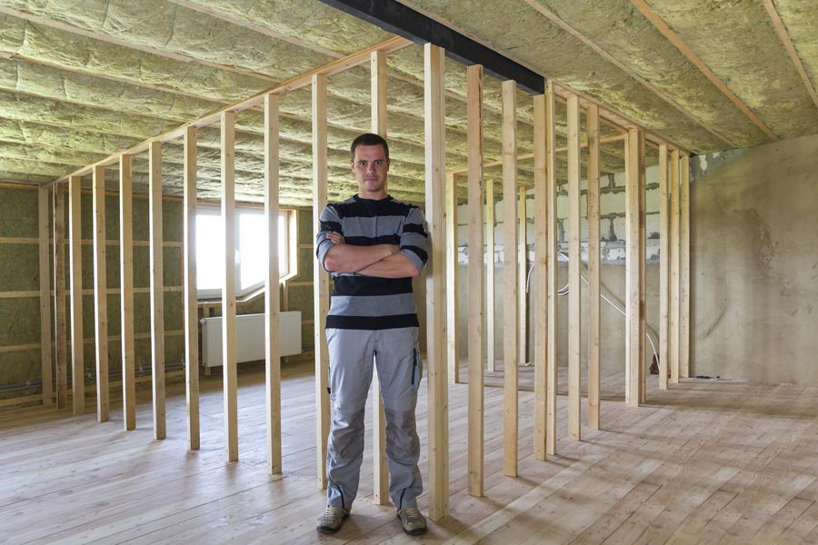 pose de revetement en bardeaux d'asphalte sur un toiture en pente