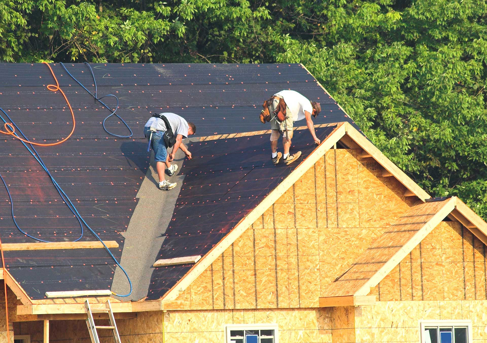 installation et construction d'une toiture neuve par un ouvrier